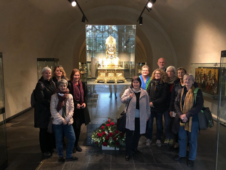 De ‘delegatie’ uit Berlijn poseert bij het Servatiusborstbeeld met de voorzitter van het stichtingsbestuur Schatkamer Sint Servaas, mr. dr. T.J. van Rensch